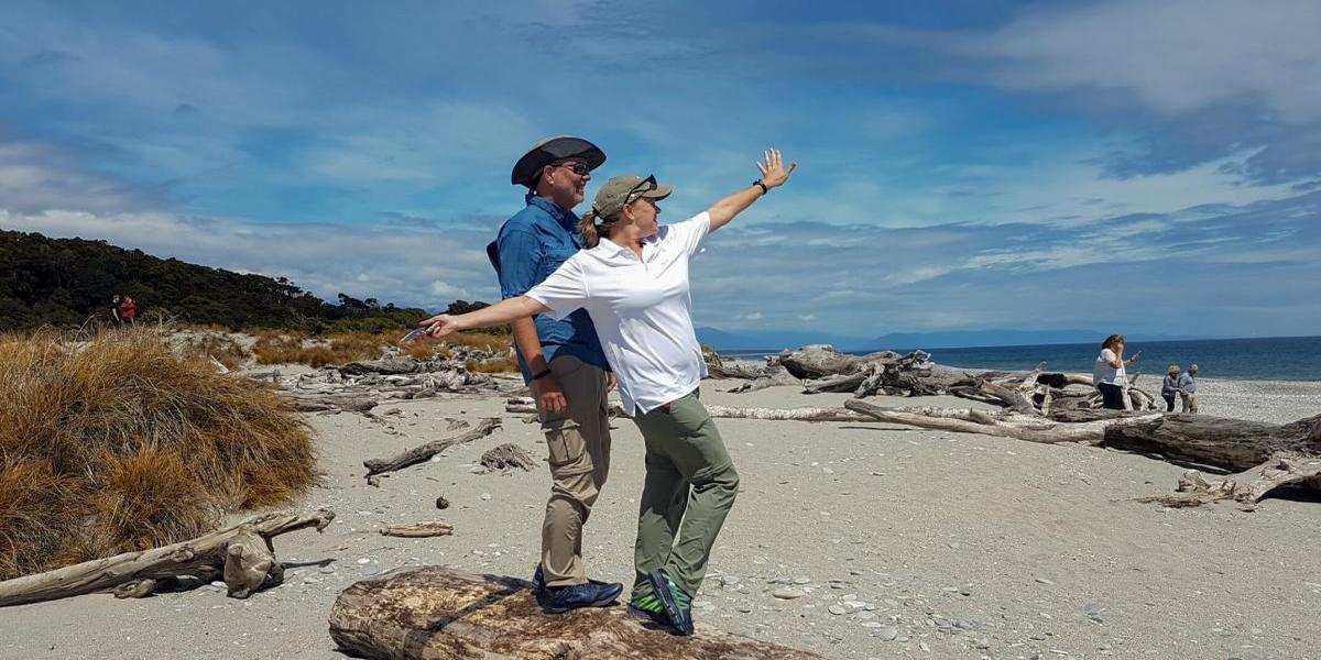 🥇 THE8BEST Tours for Seniors in New Zealand [50s & 60s+]